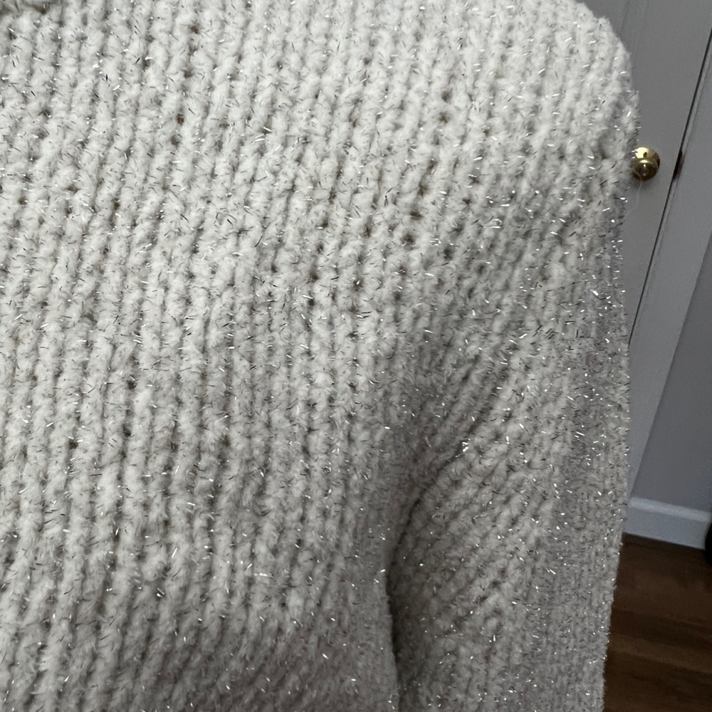 NWT Romeo + Juliet Couture Ivory Sparkle Scallop Hem Sweater Sz M - Picture 11 of 11